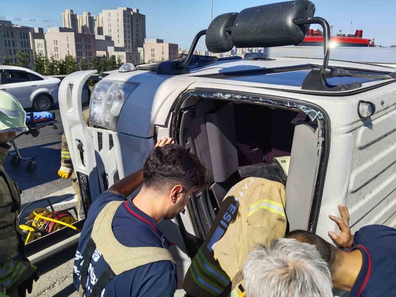 Ataşehir’de iki kamyon çarpıştı, sürücü devrilen araç içinde sıkıştı