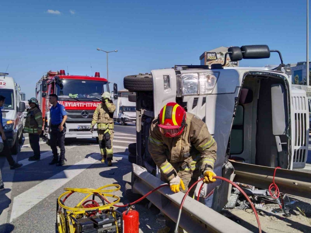 Ataşehir’de iki kamyon çarpıştı, sürücü devrilen araç içinde sıkıştı