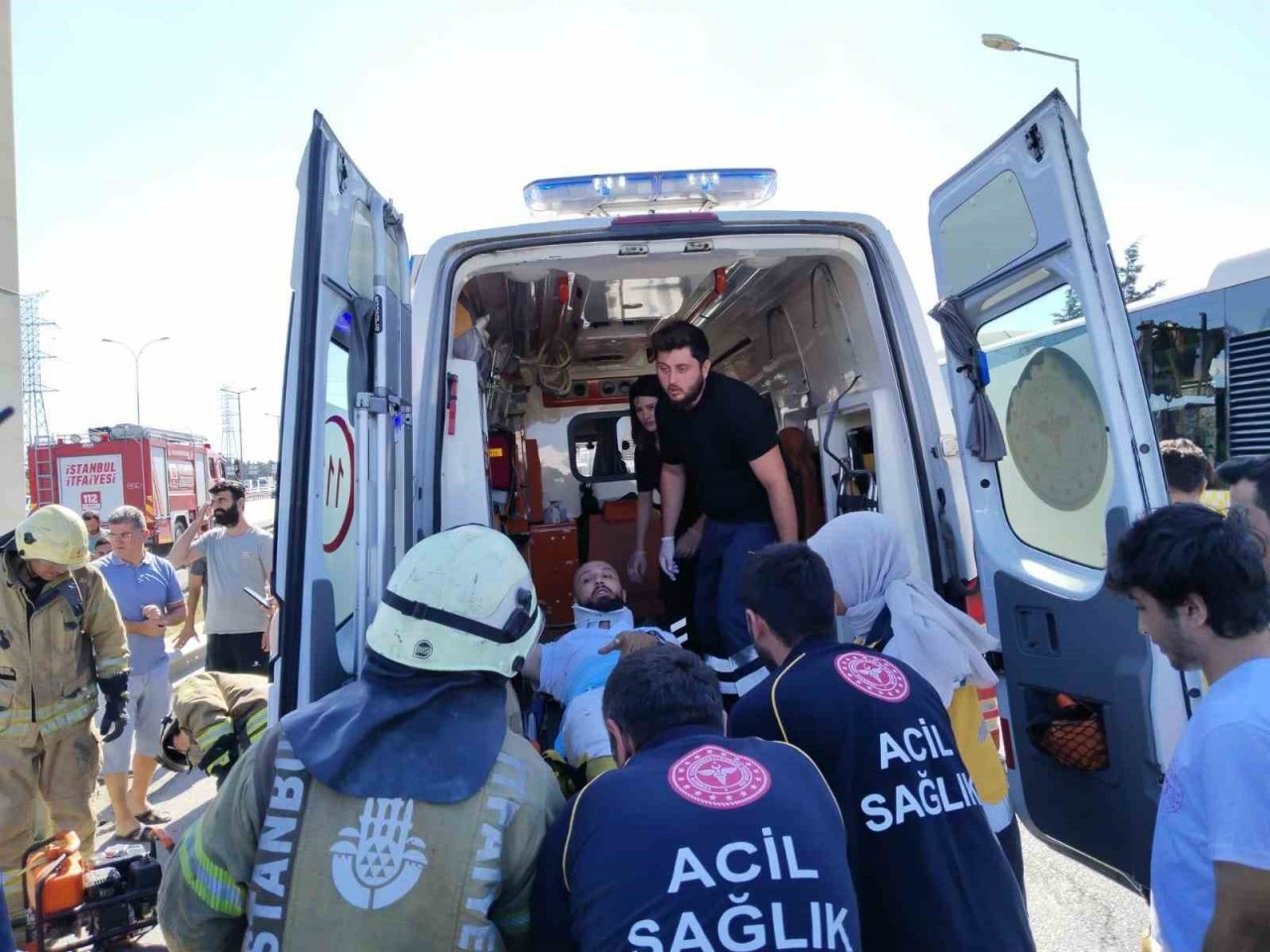 Ataşehir’de iki kamyon çarpıştı, sürücü devrilen araç içinde sıkıştı