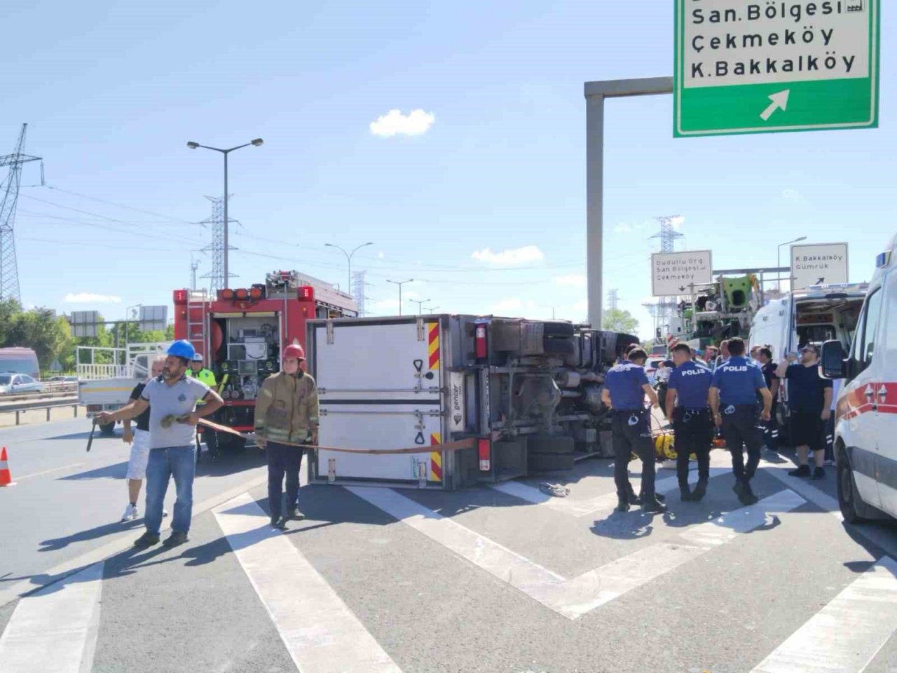 Ataşehir’de iki kamyon çarpıştı, sürücü devrilen araç içinde sıkıştı