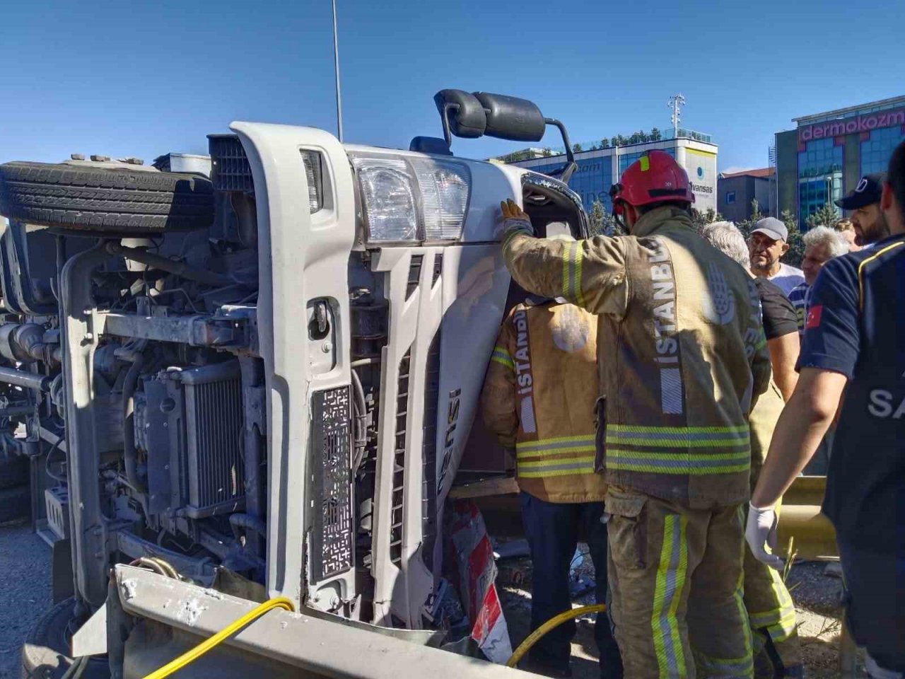 Ataşehir’de iki kamyon çarpıştı, sürücü devrilen araç içinde sıkıştı
