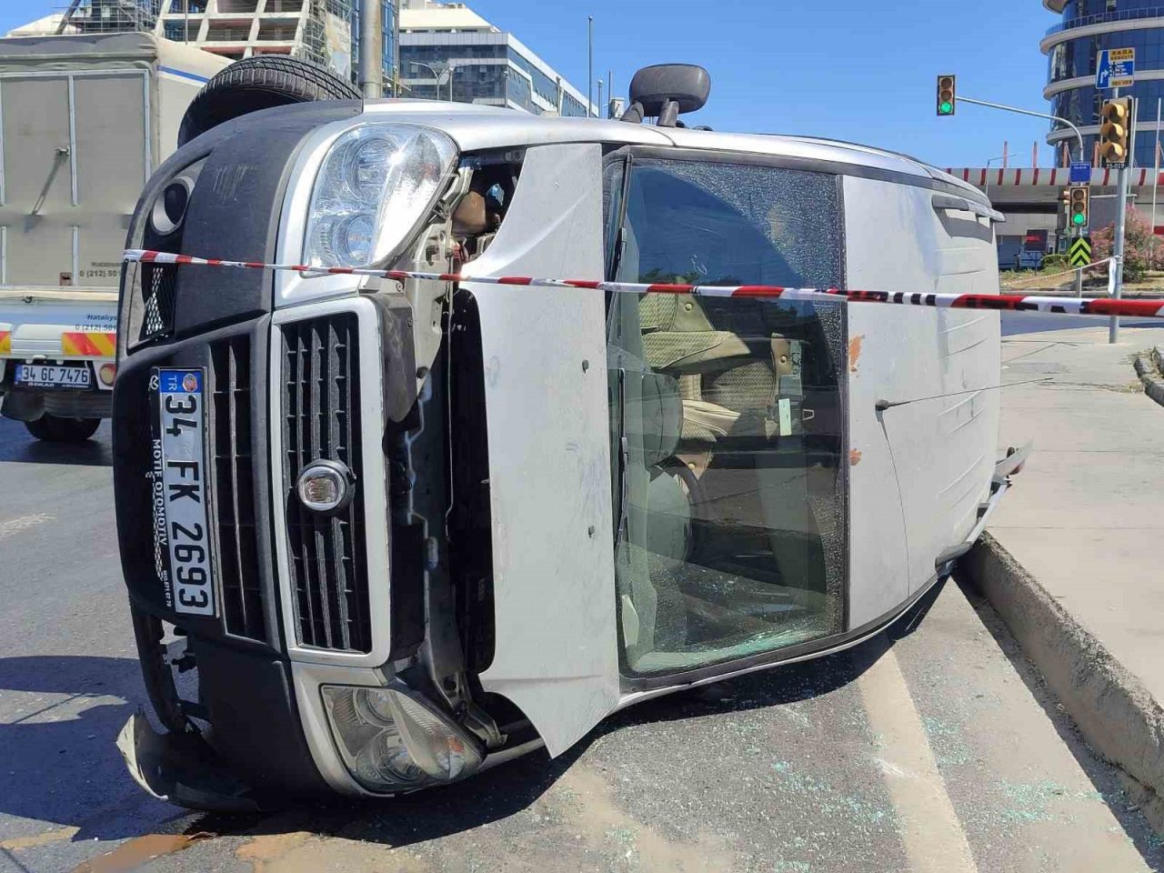 Kaza yapan aracı görüntülemeye çalışan kadın İHA muhabirini, tehdit etti