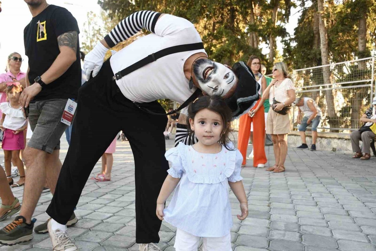 Kuşadası Sokak Festivali renkli bir açılışla başladı