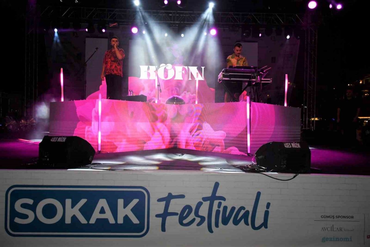 Kuşadası Sokak Festivali renkli bir açılışla başladı