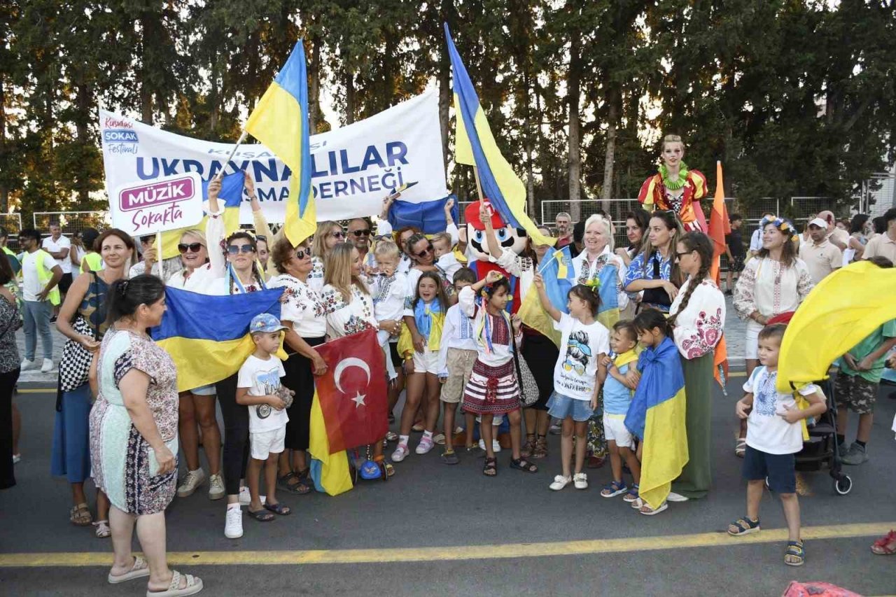 Kuşadası Sokak Festivali renkli bir açılışla başladı