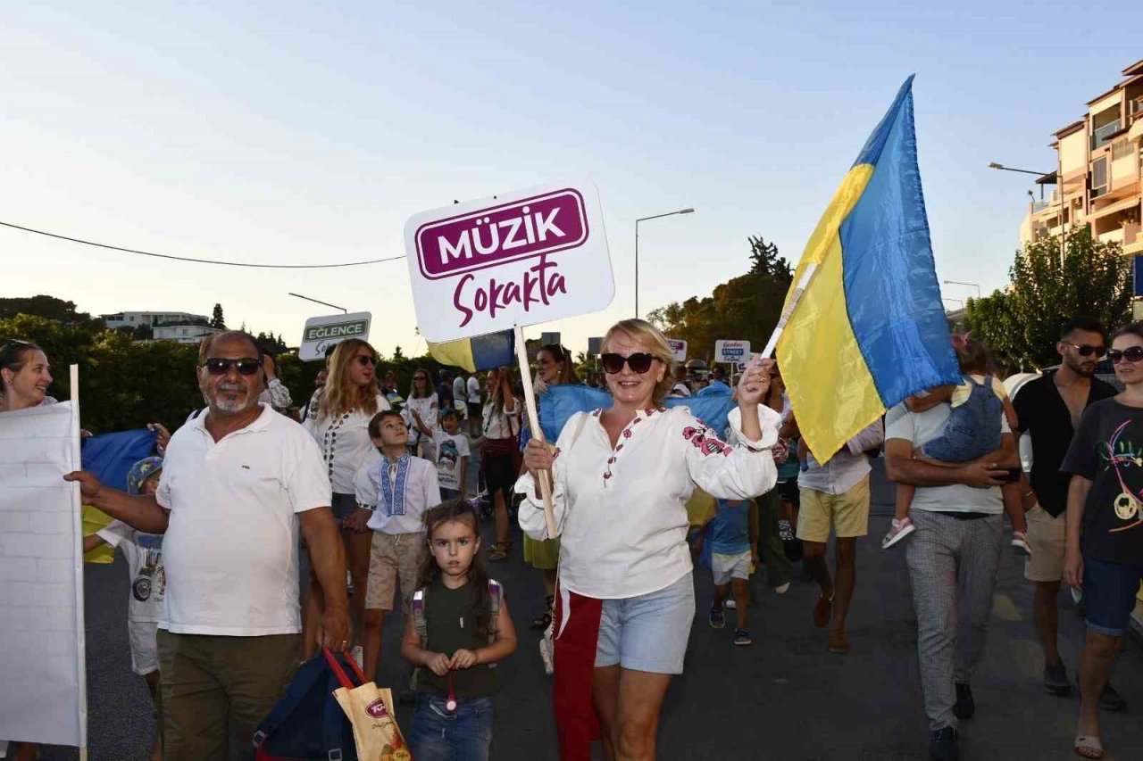 Kuşadası Sokak Festivali renkli bir açılışla başladı