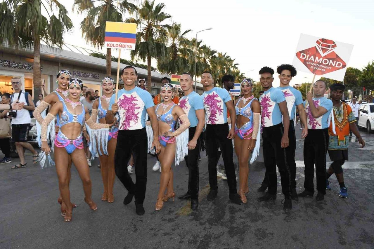 Kuşadası Sokak Festivali renkli bir açılışla başladı