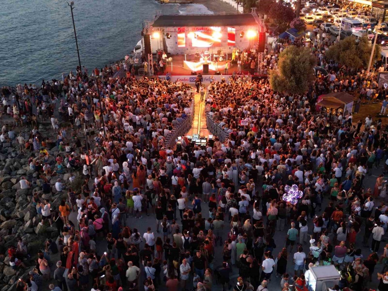 Kuşadası Sokak Festivali renkli bir açılışla başladı