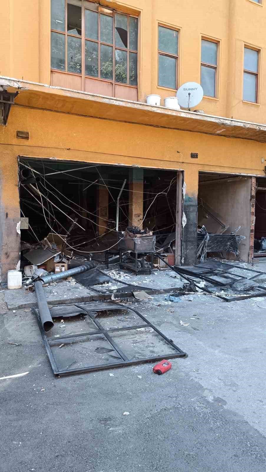 Bursa’da fabrikada patlama...Patlama sonrası sıcak görüntüler: 2 yaralı