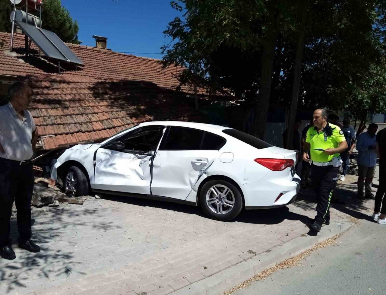 Kamyonla çarpışan otomobil bahçeye girdi