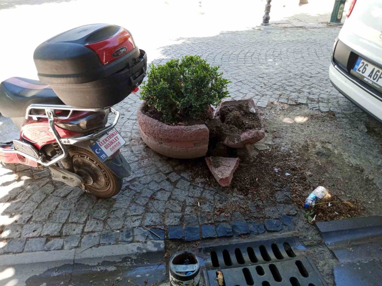 Eskişehir’de dikkatsiz sürücü aracını park ederken beton saksıyı kırdı