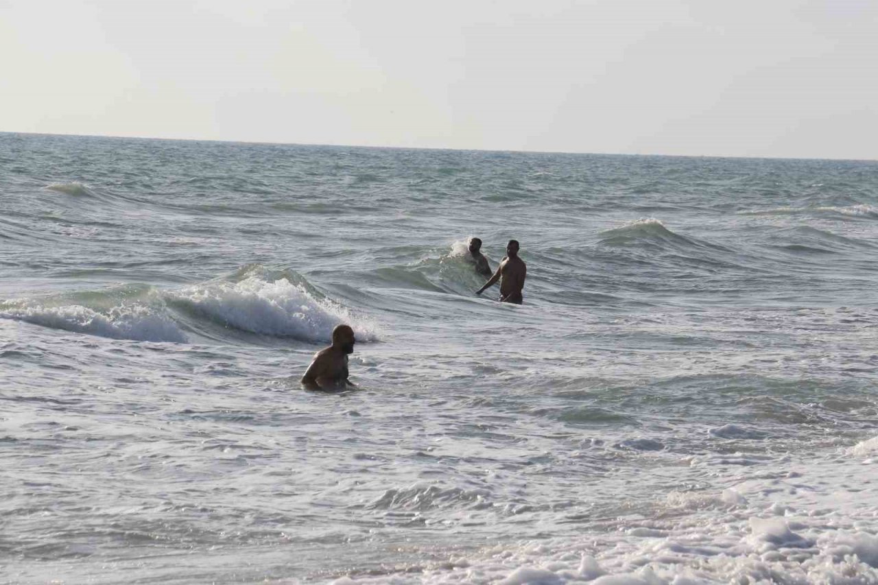 Afrika sıcaklarından kaçıp denize koşan vatandaşlar yüzmek yerine izlemekle yetindi