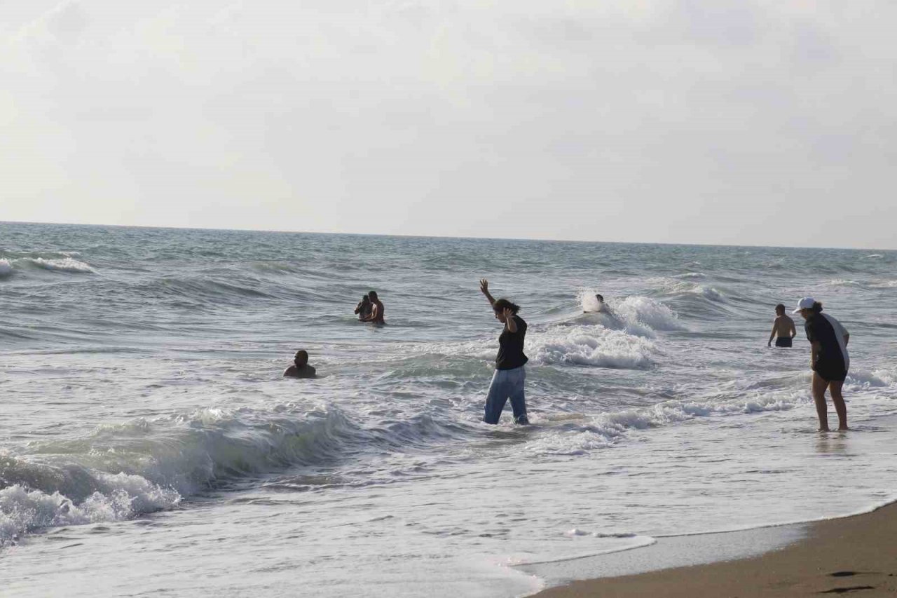 Afrika sıcaklarından kaçıp denize koşan vatandaşlar yüzmek yerine izlemekle yetindi