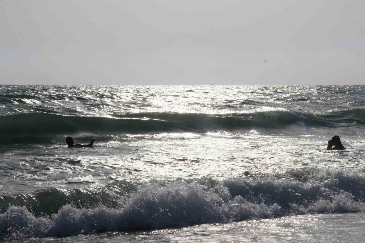 Afrika sıcaklarından kaçıp denize koşan vatandaşlar yüzmek yerine izlemekle yetindi