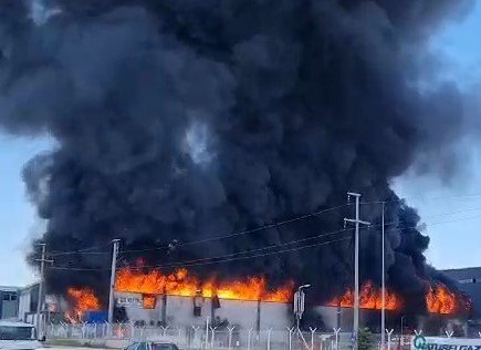 Geri dönüşüm deposundaki yangına 3 saattir müdahale ediliyor