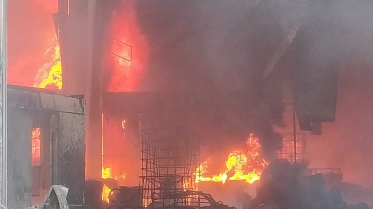 Geri dönüşüm deposundaki yangına 3 saattir müdahale ediliyor