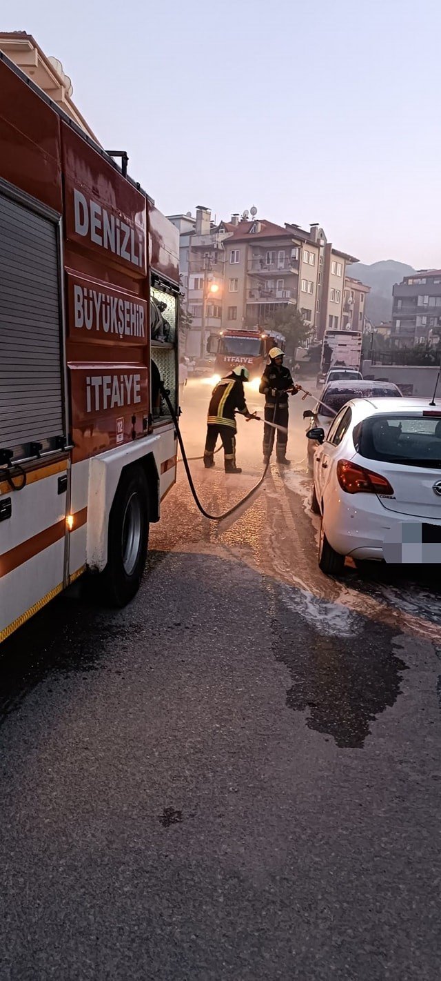 Motor kısmı alev alan otomobil kullanılmaz hale geldi