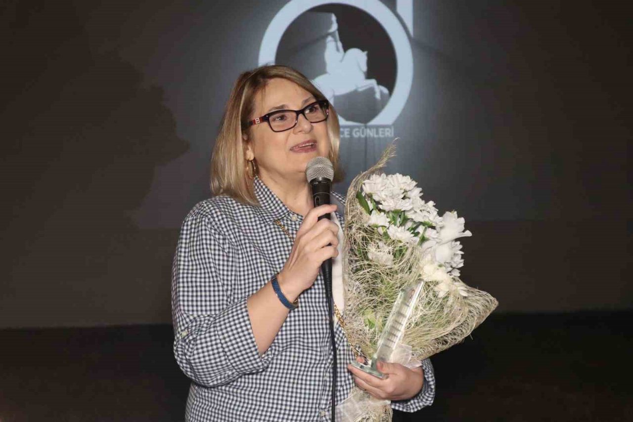 Sandalyesini minderini kapan bu etkinliğe koştu