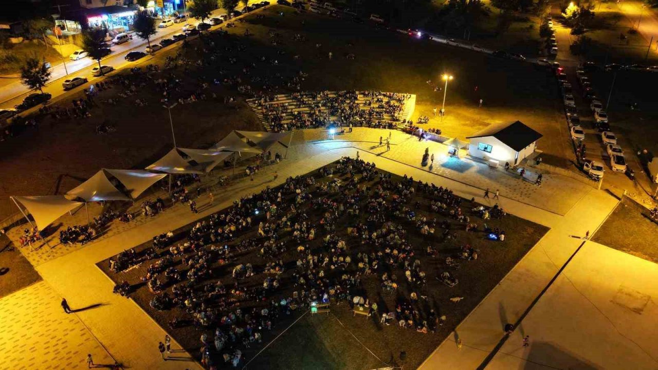 Sandalyesini minderini kapan bu etkinliğe koştu