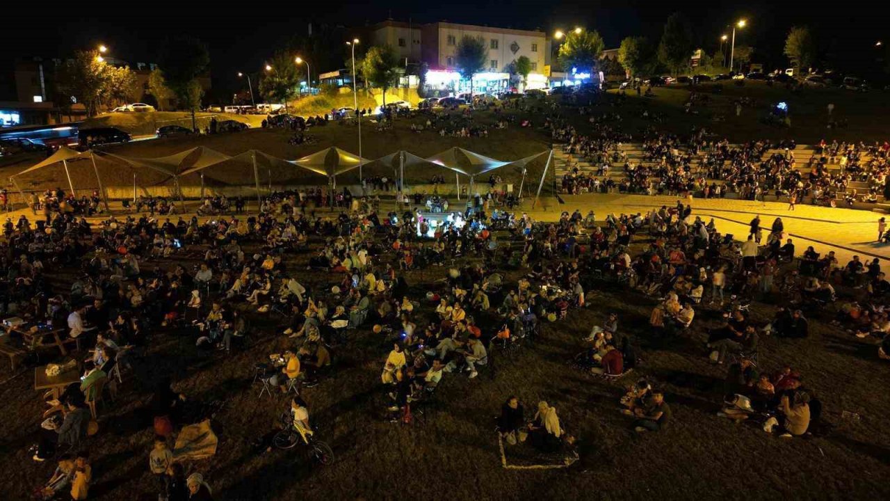 Sandalyesini minderini kapan bu etkinliğe koştu