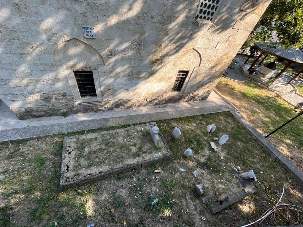 Edirne’deki Hıdırağa Camisi’nin haziresindeki mezar taşları onarıldı