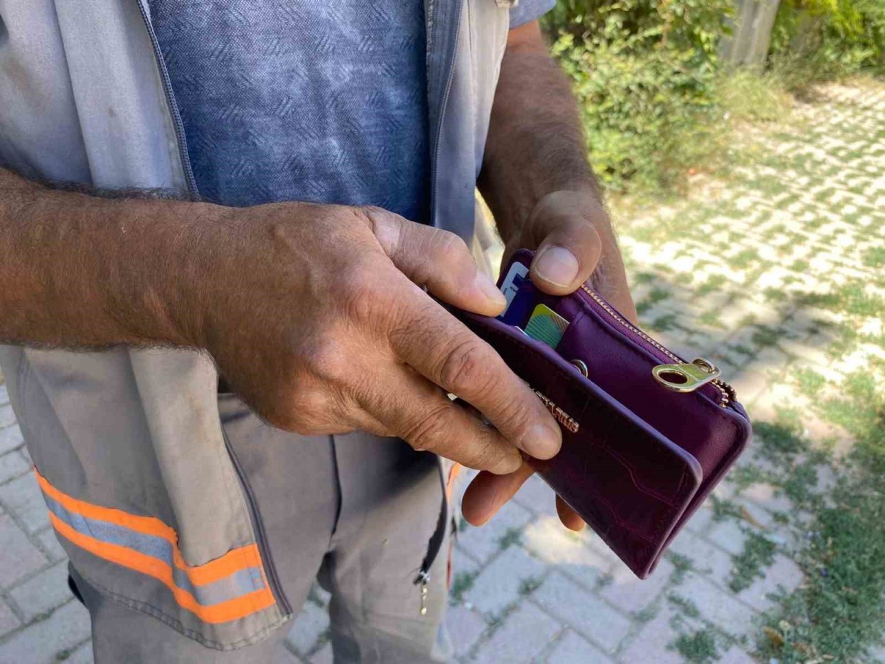 Temizlik personeli para dolu cüzdanı polise teslim etti