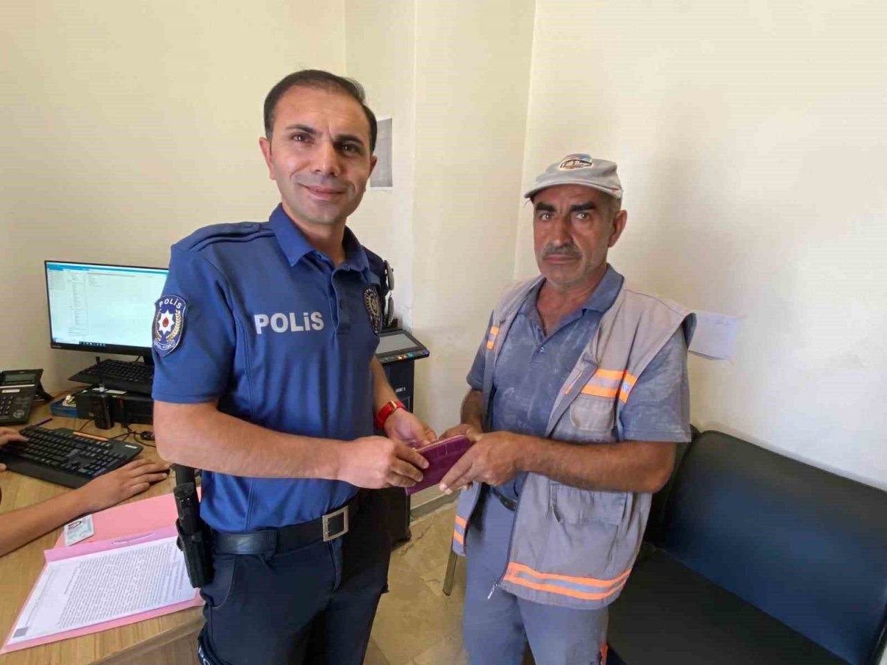 Temizlik personeli para dolu cüzdanı polise teslim etti