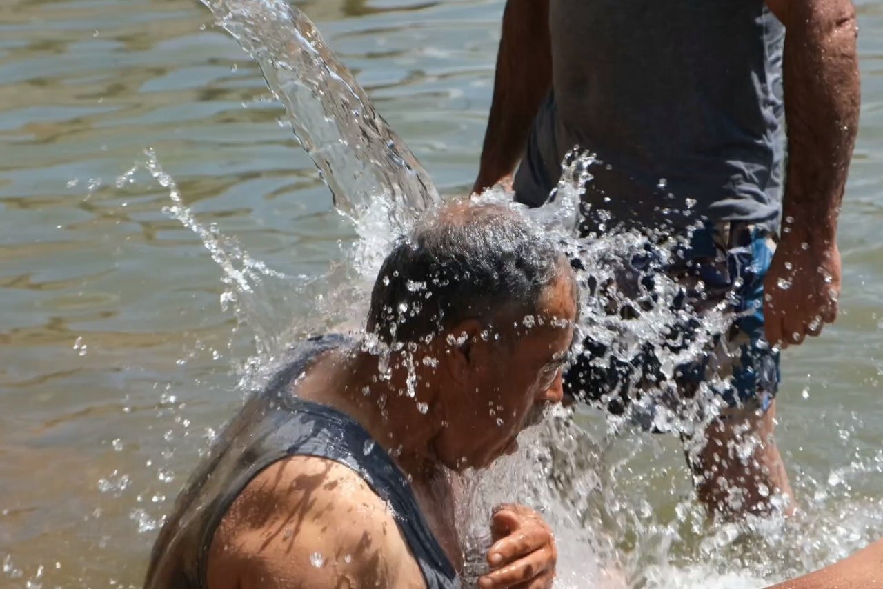 Sıcaktan bunalan vatandaşlar Ekşisu’daki havuzda serinledi
