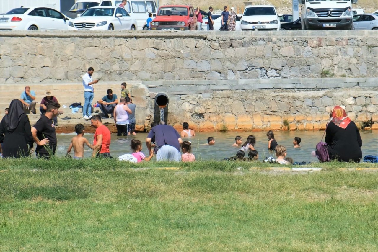 Sıcaktan bunalan vatandaşlar Ekşisu’daki havuzda serinledi