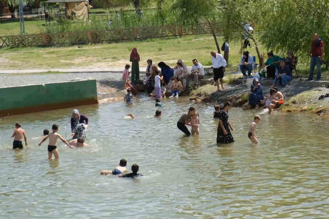 Sıcaktan bunalan vatandaşlar Ekşisu’daki havuzda serinledi