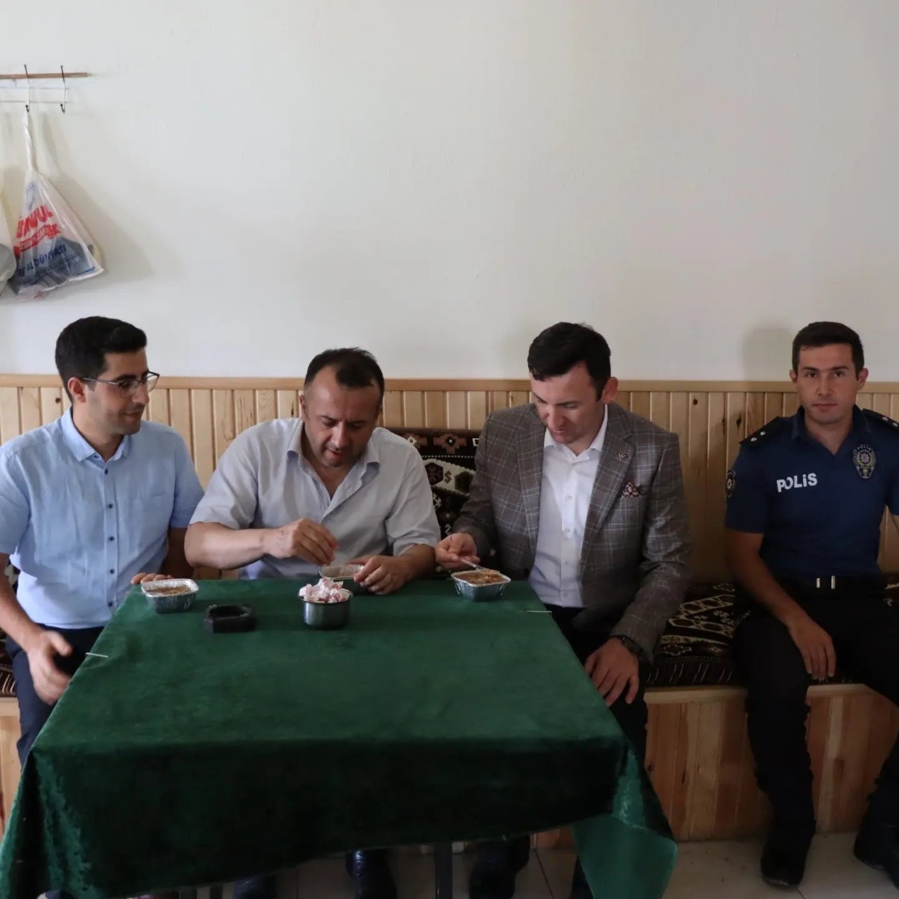 Çayırlı’da vatandaşlara aşure dağıtıldı