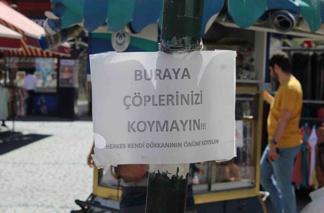 Dükkânın önüne çöp atılmasını istemeyen esnaftan uyarı yazısı