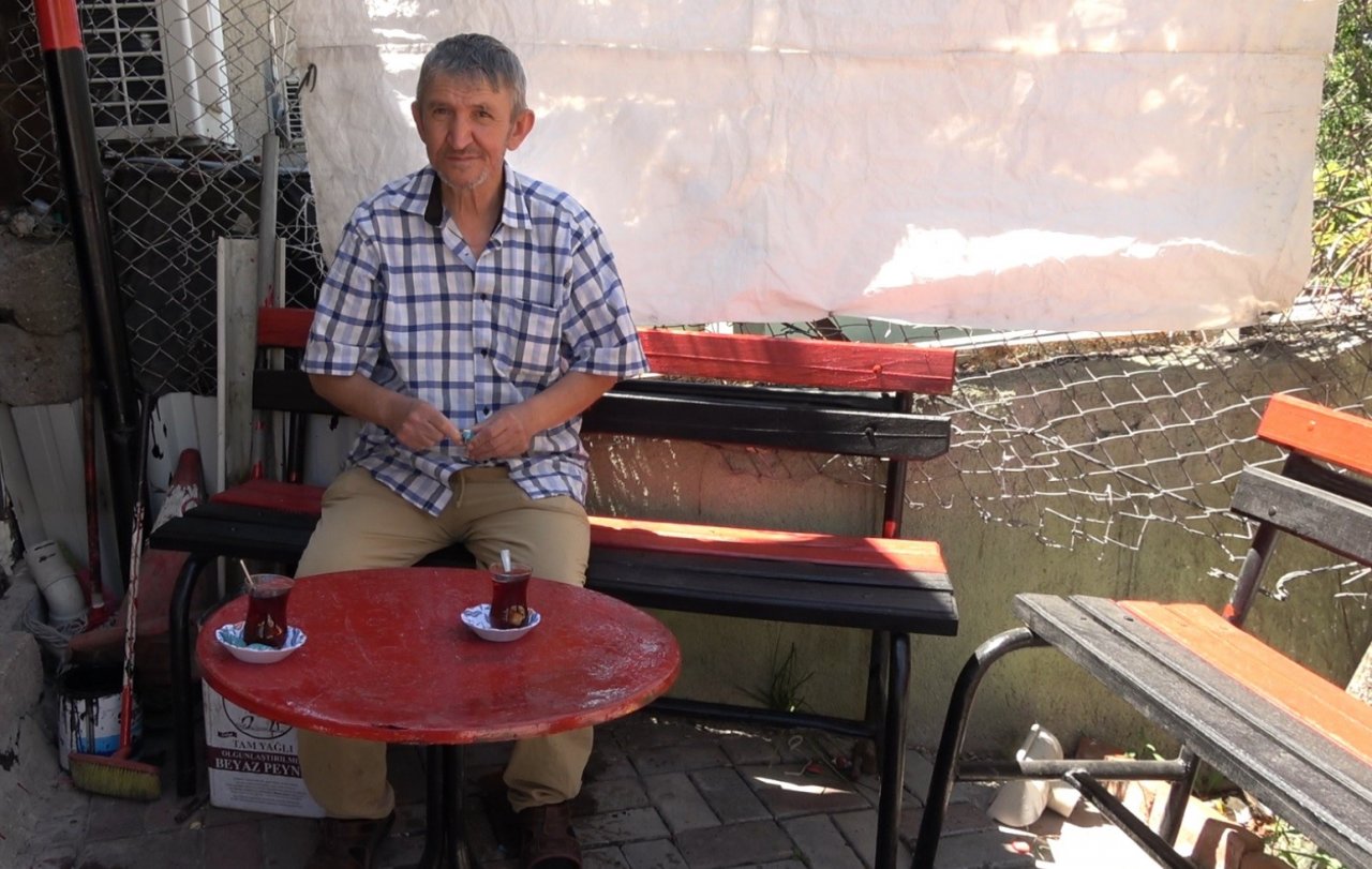 Fanatik taksici, durağını tuttuğu takımın renklerine boyadı