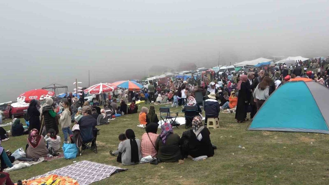Güvende Yaylası’nda yoğun sis altında şenlik coşkusu
