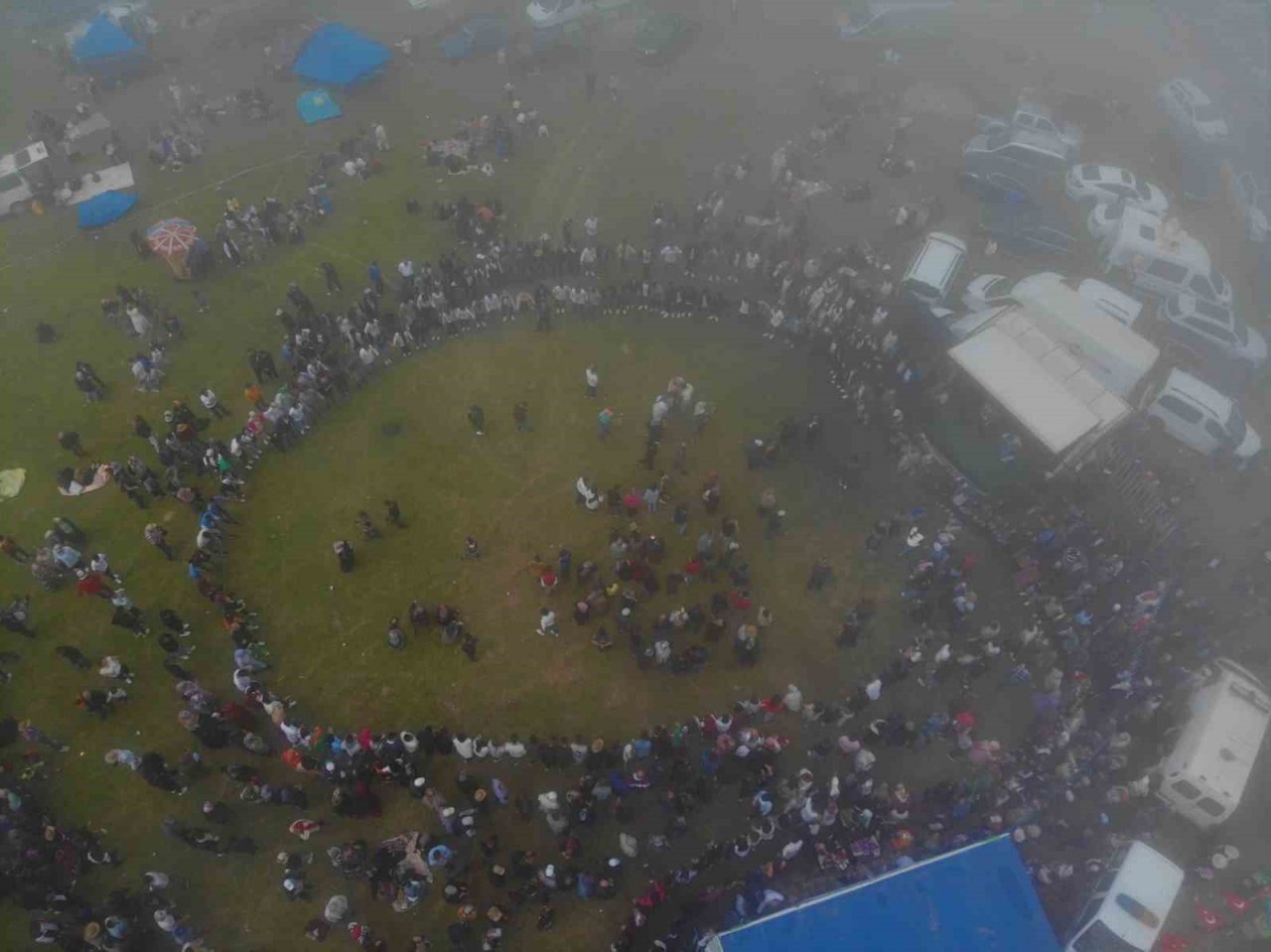 Güvende Yaylası’nda yoğun sis altında şenlik coşkusu