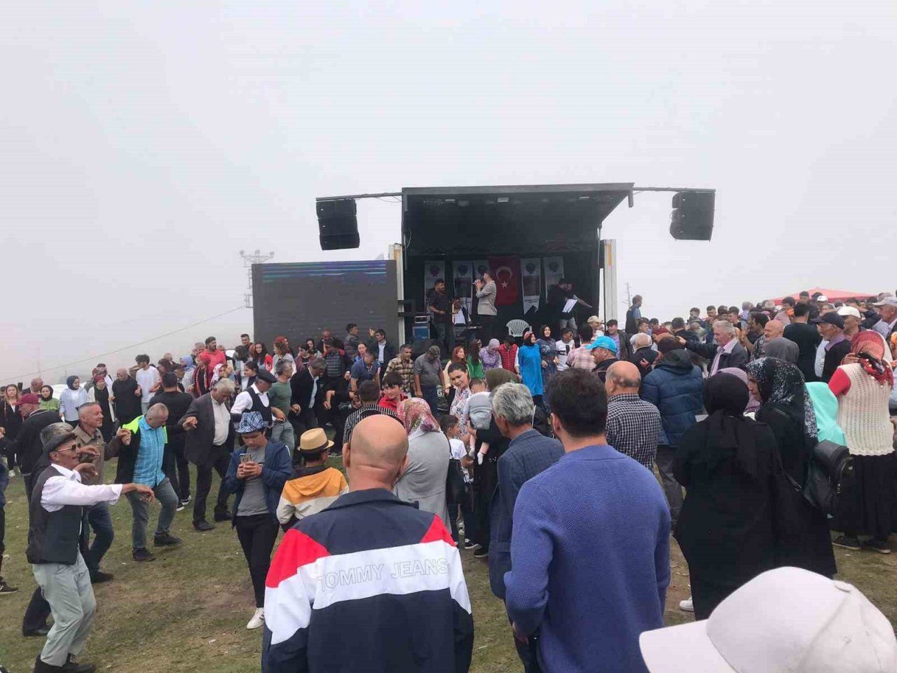 Güvende Yaylası’nda yoğun sis altında şenlik coşkusu