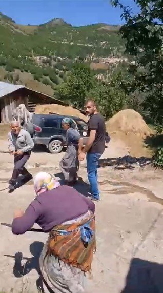 Akrabaların hayvan gübresi dökme kavgası cep telefonuna yansıdı