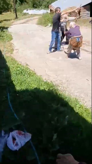 Akrabaların hayvan gübresi dökme kavgası cep telefonuna yansıdı