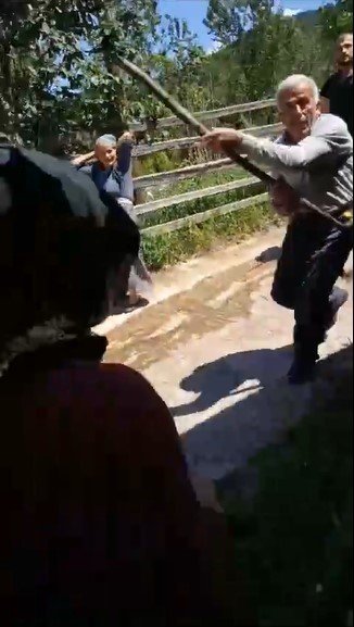 Akrabaların hayvan gübresi dökme kavgası cep telefonuna yansıdı
