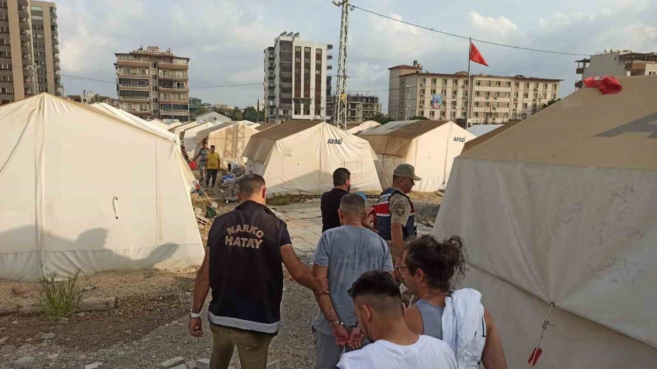 Hatay’da çadırda uyuşturucu satan 2 şüpheli yakalandı