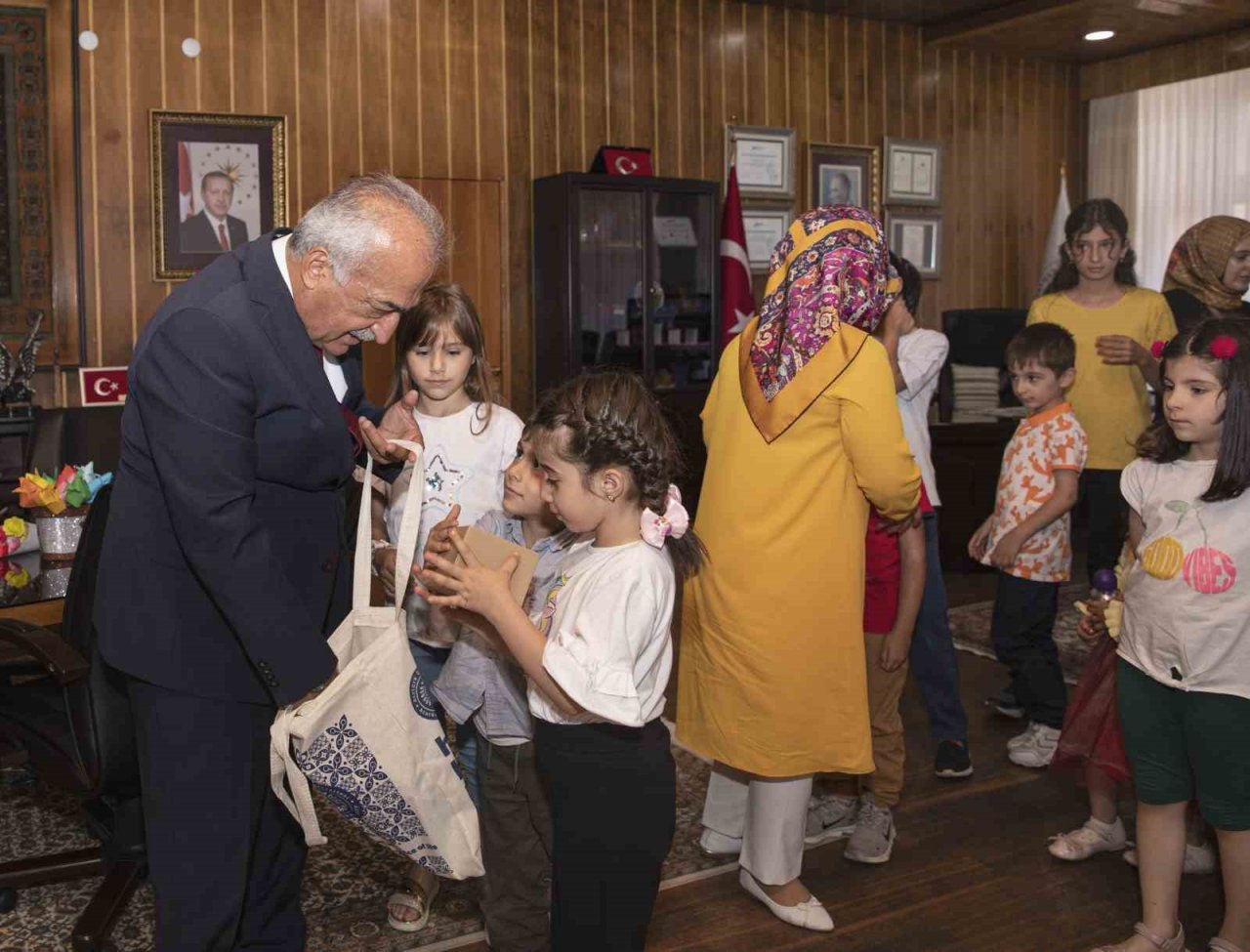 Minik öğrencilerden Rektör Çomaklı’ya ziyaret