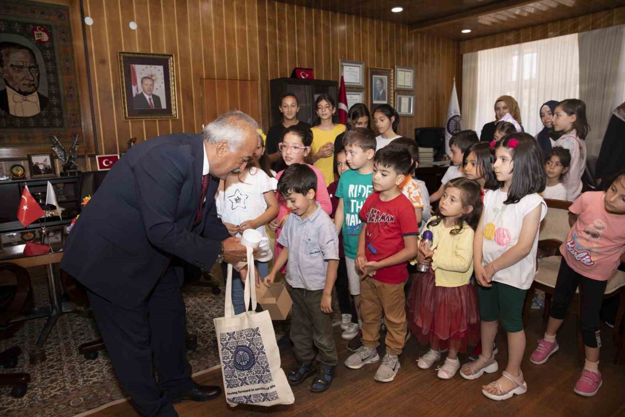 Minik öğrencilerden Rektör Çomaklı’ya ziyaret