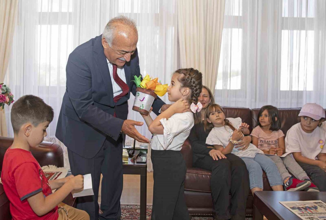 Minik öğrencilerden Rektör Çomaklı’ya ziyaret