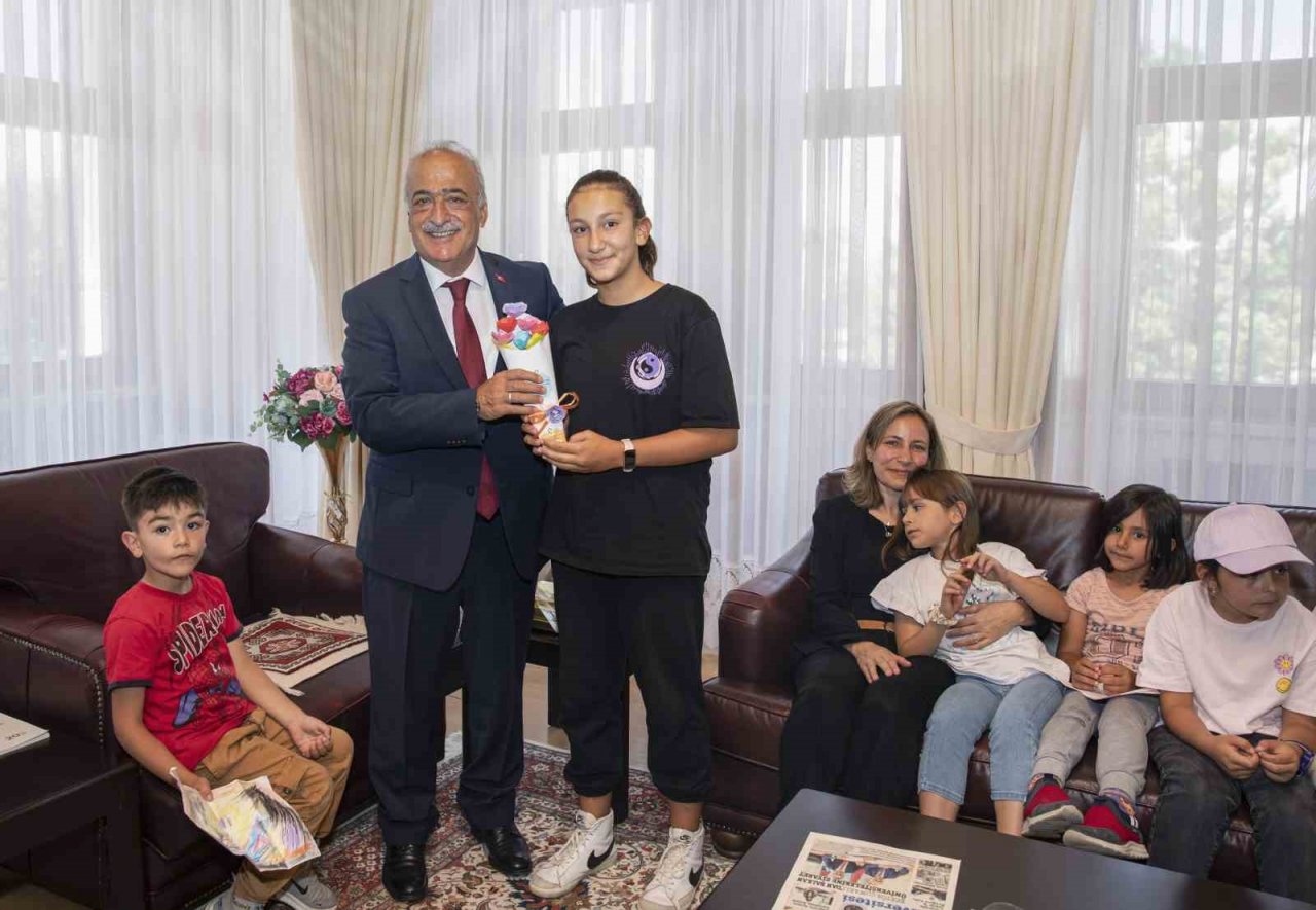 Minik öğrencilerden Rektör Çomaklı’ya ziyaret