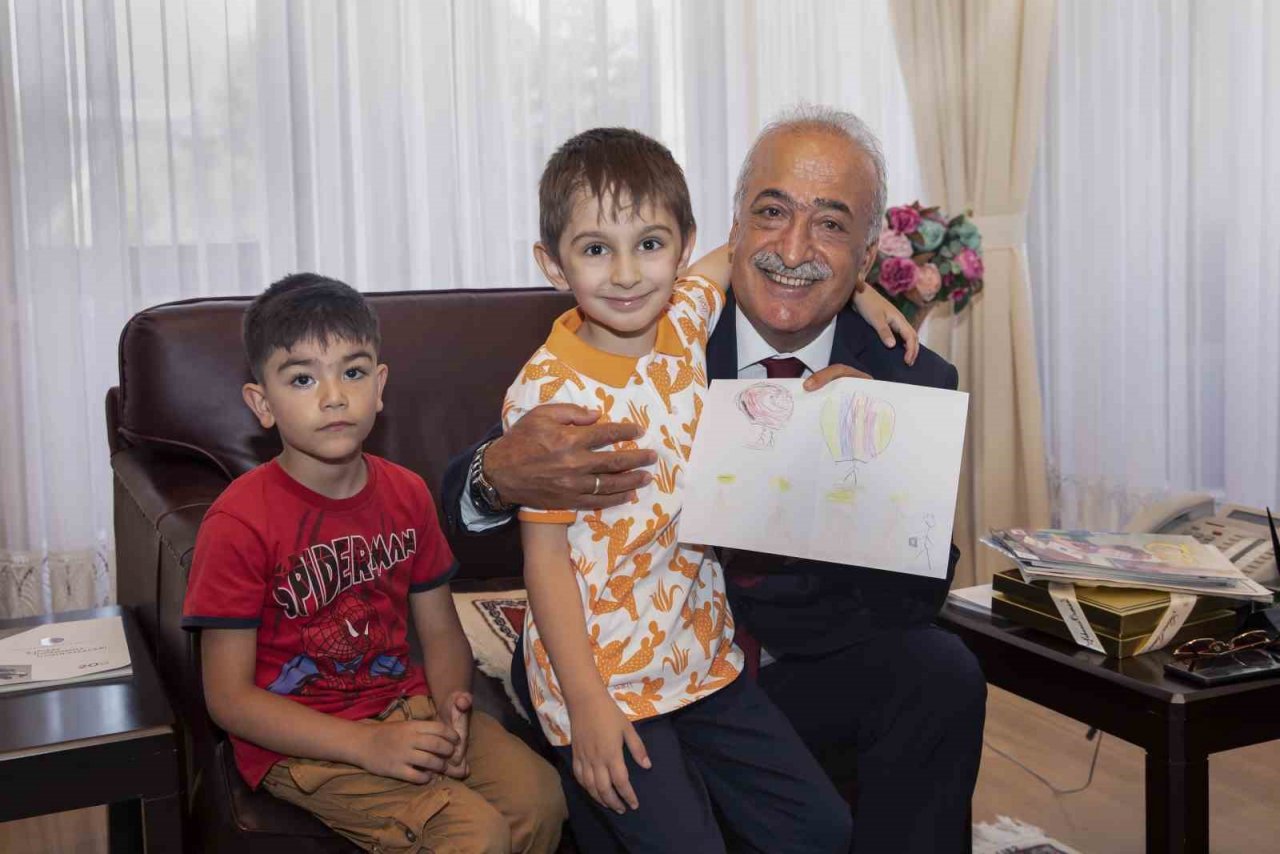 Minik öğrencilerden Rektör Çomaklı’ya ziyaret