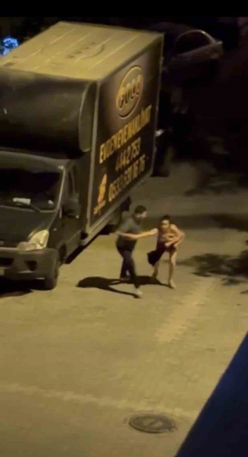 İstanbul’da taksici ile ücret için tartışan kadın yeri göğü inletti