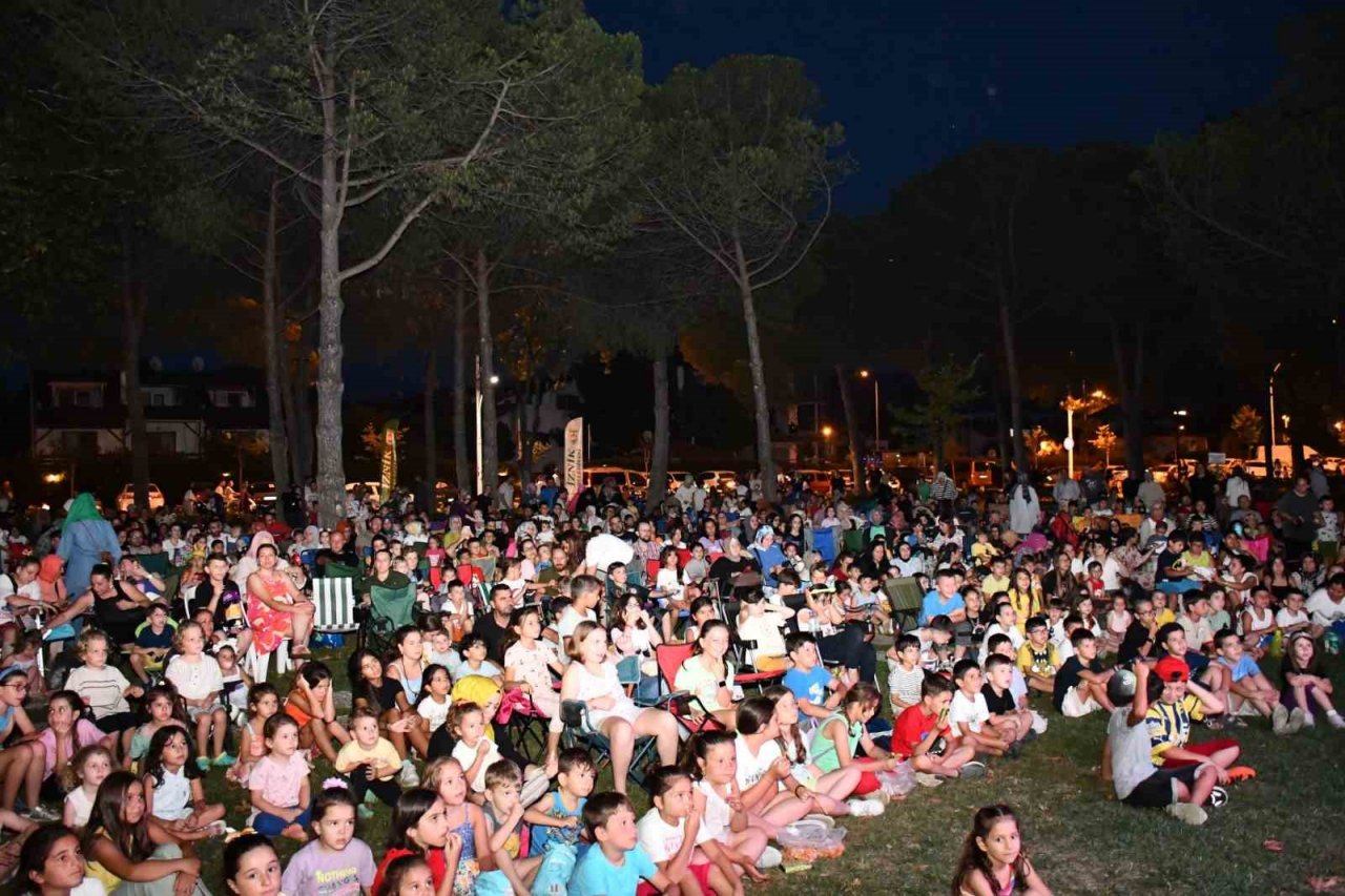 İznik’te açık hava sinemasına miniklerden yoğun ilgi