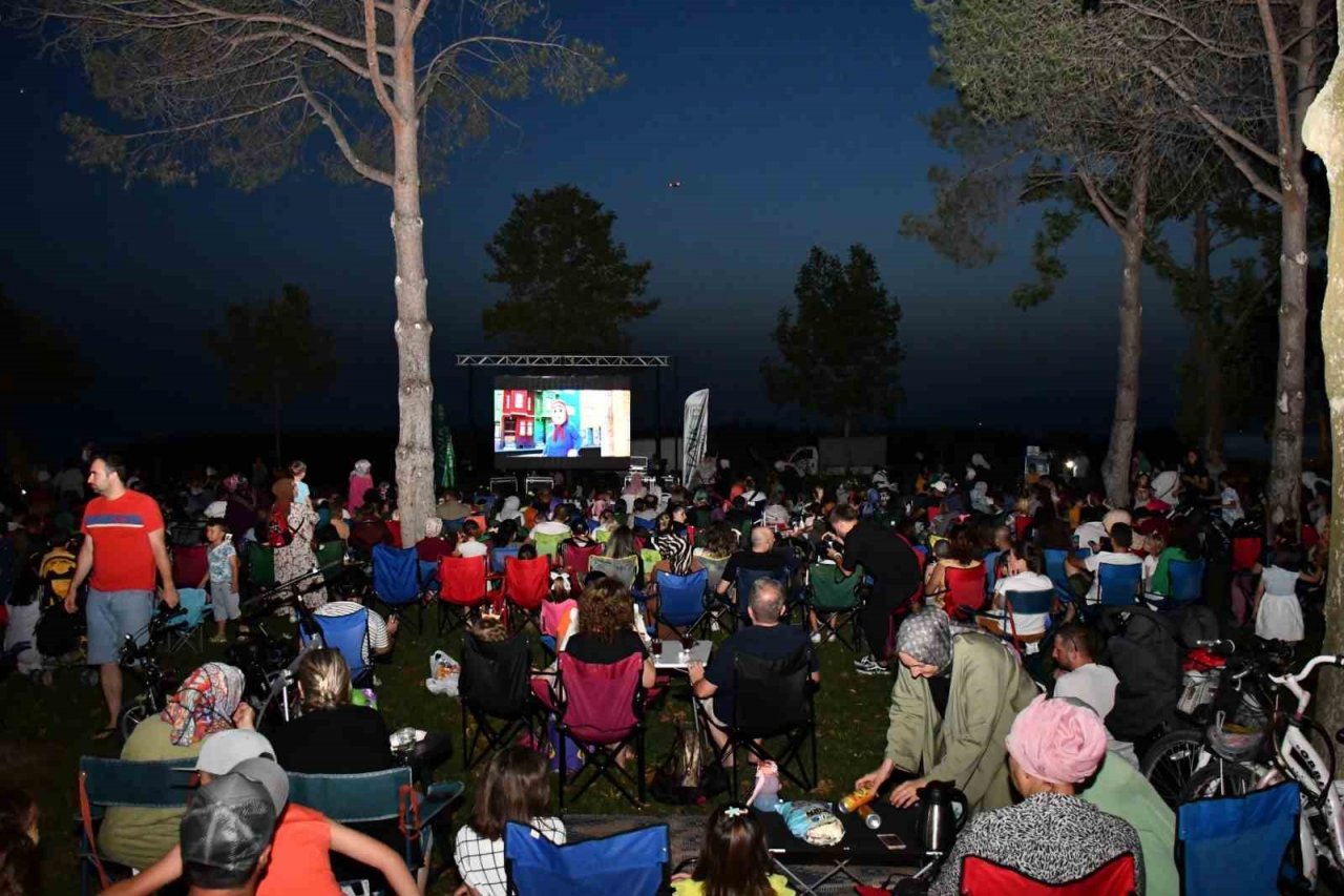 İznik’te açık hava sinemasına miniklerden yoğun ilgi