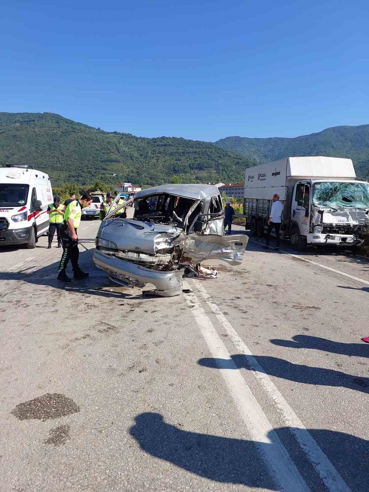 Kamyonet ile panelvan minibüs çarpıştı: 4 yaralı