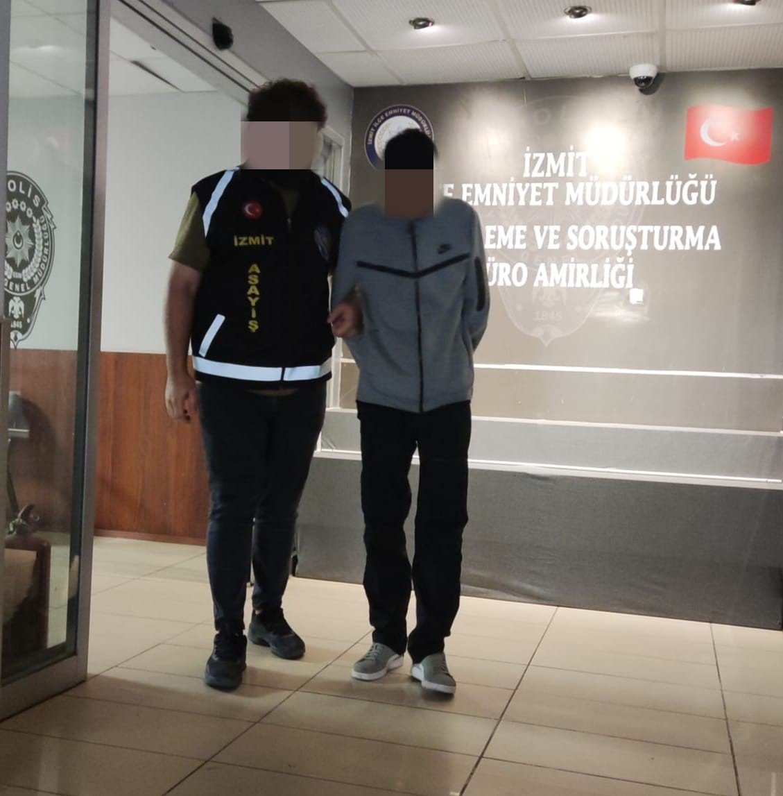 Sahilde arkadaşıyla yürüyen kadına silahla saldıran şahıs tutuklandı